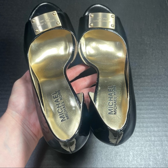 MICHAEL KORS BLACK PATENT LEATHER HEELS SIGNATURE MEDALLION TOE PLATE 5.5M FIRM$ - Picture 8 of 10